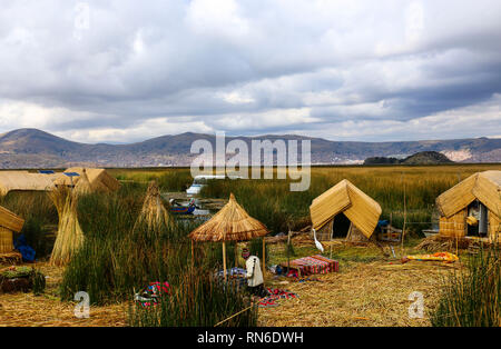 Tradizionali case di reed sull'isola Uros, il lago Titicaca, Perù Foto Stock