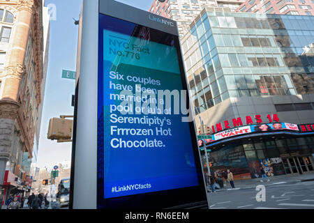 Un messaggio su un collegamento nella schermata di NYC con il fatto di divertimento su coppie di sposarsi in una piscina o vasca di Serendipity congelati cioccolata calda. A Manhattan NYC.digi Foto Stock