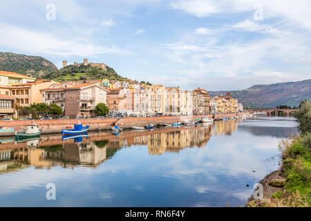 Vista dal ponte di Bosa, coloful un piccolo villaggio in Sardegna, Italia Foto Stock