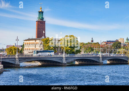 18 Settembre 2018: Stoccolma, Svezia - il Vasabron, o ponte di Vasa, il collegamento di Norrmalm a Gamla Stan, la città vecchia. La torre è Stockholm City Hall. Foto Stock