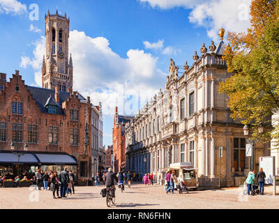 25 Settembre 2018: Bruges, Belgio - Vista del Campanile Bruges, o Belfort, dalla piazza principale della città, il Burg. La zona è affollata di turi Foto Stock