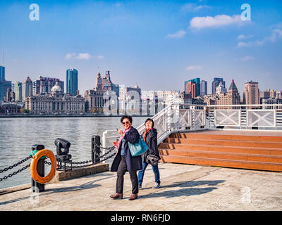 1 Dicembre 2018: Shanghai in Cina - Ai visitatori di camminare sulla riva del fiume Huangpu sul lato di Pudong, di fronte al Bund, Shanghai. Foto Stock