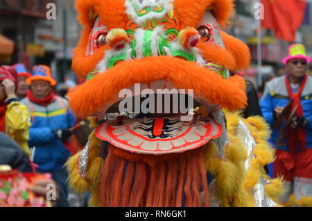 Un uomo visto indossare una maschera di drago durante il Nuovo Anno Cinese Parade di Chinatown. Le comunità cinesi di tutto il mondo ha festeggiato il nuovo anno cinese 2019, anno del maiale. Foto Stock