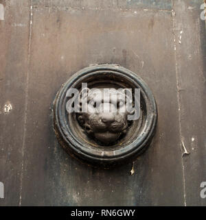 Lions Head sulle porte di Durham Crown Court in Durham,l'Inghilterra,UK Foto Stock