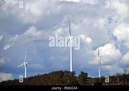 Le turbine eoliche in un drammatico cielo nuvoloso tra Goulburn e Yass nelle zone rurali del Nuovo Galles del Sud, Australia. Foto Stock