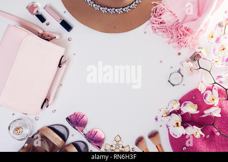 Femmina a molla vestito. Set di vestiti, scarpe e accessori con orchid su sfondo bianco. Foto Stock