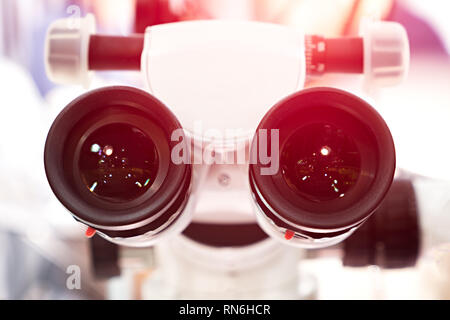 Gli oculari del microscopio. foto Foto Stock