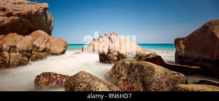 Una lunga esposizione di misty mare e rocce Foto Stock