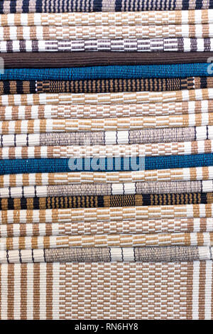 Artigianato brasiliano zerbino (capacho) impilati dal nord-est del Brasile . Pattern colorati adottata a Feira de Sao Cristovao, Rio de Janeiro, Brasile. 2 Foto Stock