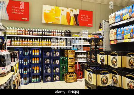 Interno di un supermercato REWE Foto Stock