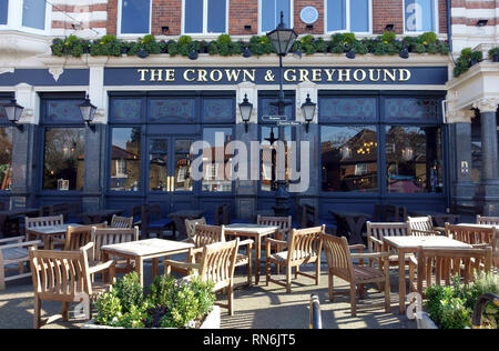 La corona e il Greyhound public house nel villaggio di Dulwich, Londra del sud Foto Stock