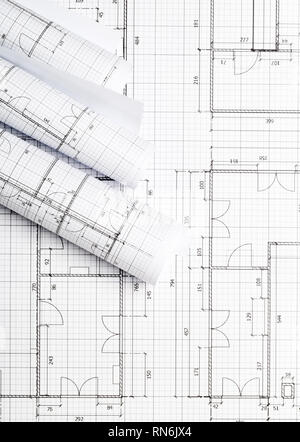 Rotoli di piano architetturale house i progetti di un edificio sul blueprint su sfondo tabella flatlay vista in pianta da sopra Foto Stock