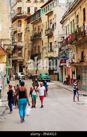 L'Avana, Cuba - 10 Gennaio 2019: La vita quotidiana sulla strada di l'Avana vecchia. Cuba Foto Stock