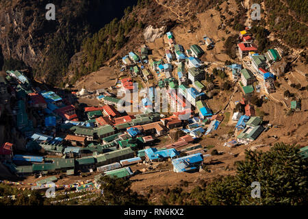 Il Nepal, Namche Bazaar, vista in elevazione della città dal percorso a Syangboche e Everest View Hotel Foto Stock