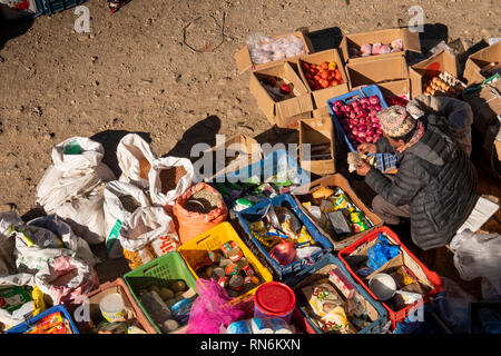 Il Nepal, Namche Bazaar, Mercato, vista in elevazione dei beni domestici e cibo visualizzato dal trader Foto Stock