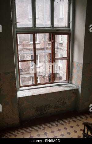 Vista attraverso un casamento blocca una finestra di un casamento blocco in Polonia Foto Stock