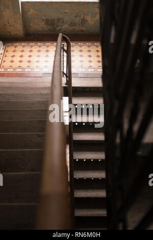 Vista dal di sopra della metà di una scala in legno in un vecchio edificio Foto Stock