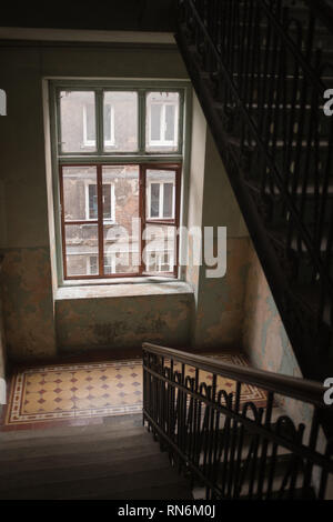 Vista attraverso un casamento blocca una finestra di un casamento blocco Foto Stock