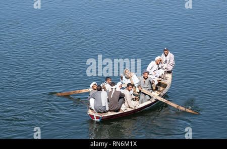 Uomini egiziano in barca sovraffollate Foto Stock