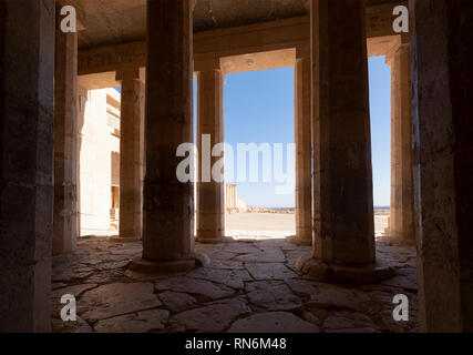 Vista dall'interno del tempio di Hatshepsup a Luxor, Egitto Foto Stock