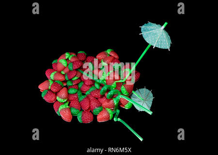 Caramelle colorate fragole con mirror su uno sfondo nero. Foto Stock