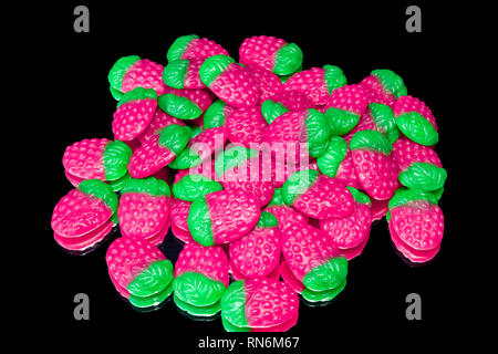 Caramelle colorate fragole con mirror su uno sfondo nero. Foto Stock