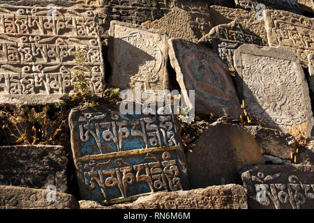 Il Nepal, Namche Bazaar, buddista Mani parete incisione delle pietre con il Tibetano mantra di script Foto Stock
