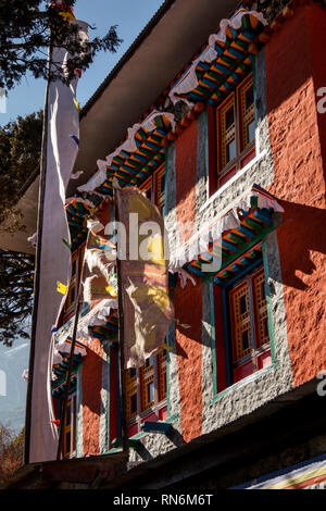 Il Nepal, Namche Bazaar, costruita tradizionalmente, verniciato Gompa buddista al di sopra della città Foto Stock