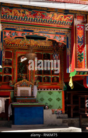 Il Nepal, Namche Bazaar, Gompa buddista decorata tradizionalmente dipinto di Lama ha il trono in cortile Foto Stock