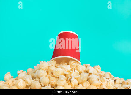 Pop corn sui colori pastello sfondo.il cibo e snack concetti idee.Stile minimal Foto Stock