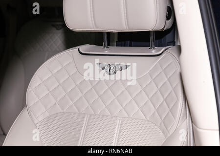 Novosibirsk, Russia - 08.01.18: vista interna con l'emblema sul volante di lusso molto costoso nuovo nero Bentley auto Bentayga sorge nel lavaggio Foto Stock