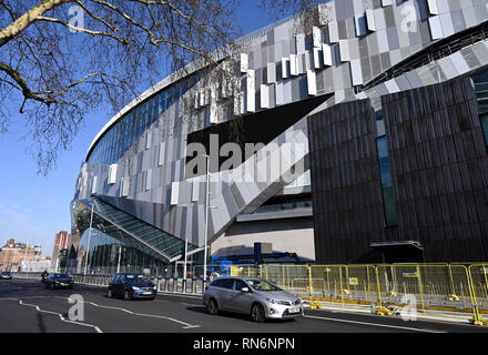 Tottenham Londra Regno Unito 17 Febbraio 2019 - Il nuovo Tottenham Hotspur Stadium torreggia sopra gli edifici circostanti in Tottenham Alta Strada Foto Stock