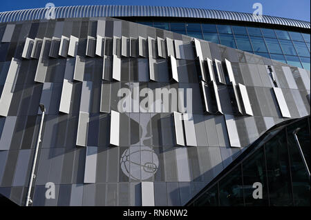 Tottenham Londra Regno Unito 17 Febbraio 2019 - Il nuovo Tottenham Hotspur Stadium torreggia sopra gli edifici circostanti in Tottenham Alta Strada Foto Stock