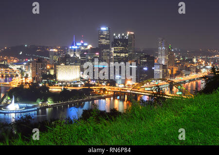 Pittsburgh, Pennsylvania, Stati Uniti d'America - Luglio 18, 2015: Pittsburgh skyline notturno da Mount Washington Foto Stock