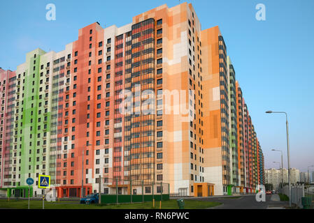 Colorato a più piani edificio residenziale di appartamenti Foto Stock
