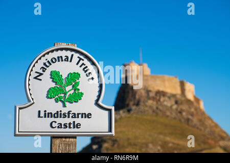 Vista di Lindisfarne Castle dopo i lavori di rinnovo completato nel febbraio 2019, sull Isola Santa in Northumberland , in Inghilterra, Regno Unito Foto Stock