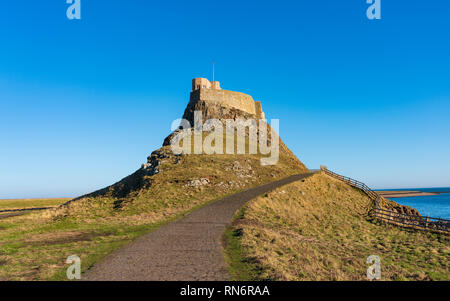 Vista di Lindisfarne Castle dopo i lavori di rinnovo completato nel febbraio 2019, sull Isola Santa in Northumberland , in Inghilterra, Regno Unito Foto Stock