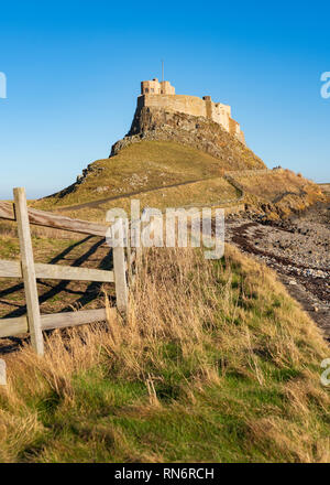 Vista di Lindisfarne Castle dopo i lavori di rinnovo completato nel febbraio 2019, sull Isola Santa in Northumberland , in Inghilterra, Regno Unito Foto Stock