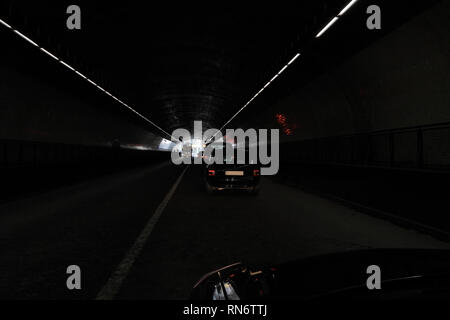 Interno del vecchio tunnel di Ribeira di Porto con il traffico Foto Stock