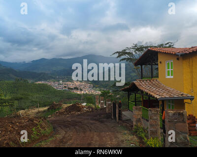 Affacciato sul villaggio di Jardin, Colombia Foto Stock