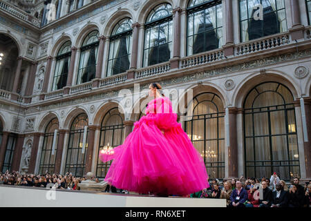 Un modello sulla passerella durante la Molly Goddard Autunno/Inverno 2019 London Fashion Week mostra presso il Foreign and Commonwealth Office di Londra. Foto Stock