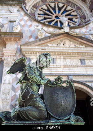 Angelo in bronzo sulle ginocchia sul recinto della Cappella Colleoni, Bergamo, Italia Foto Stock
