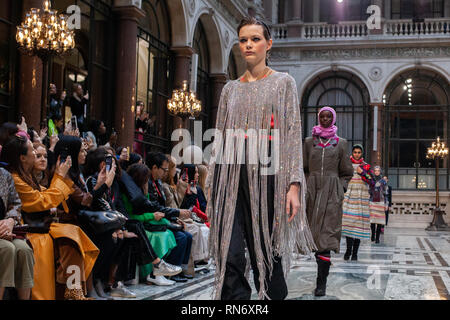 I modelli sulla passerella durante la Molly Goddard Autunno/Inverno 2019 London Fashion Week mostra presso il Foreign and Commonwealth Office di Londra. Foto Stock