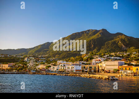 Paesaggio di Lacco Ameno, parte dell'isola di Ischia. Viaggio in Italia. Famoso punto di riferimento e meta turistica. Soft focus. Copia dello spazio. Foto Stock