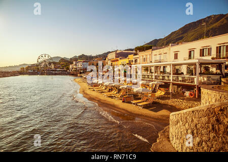 Paesaggio di Lacco Ameno, parte dell'isola di Ischia. Viaggio in Italia. Famoso punto di riferimento e meta turistica. Soft focus. Copia dello spazio. Foto Stock