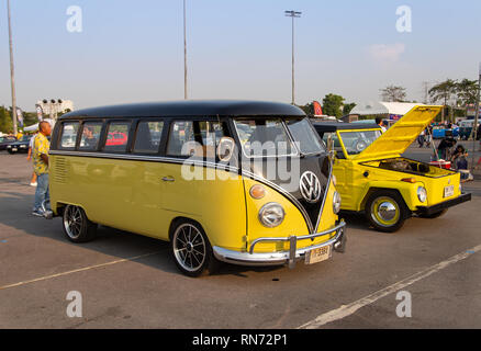 Bangkok, Tailandia - 9 Febbraio 2019: Giallo Vintage furgone VW e VW Tipo 181 proprietari raduno al club volkswagen incontro in Siam festival VW Foto Stock