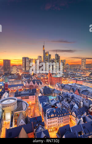 Frankfurt am Main, Germania. Antenna immagine cityscape di Frankfurt am Main skyline durante il bellissimo tramonto. Foto Stock