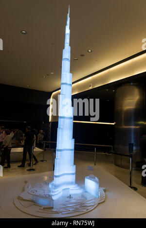 Un bicchiere alto modello di 629.8m di altezza il Burj Khalifa, noto come il Burj Dubai presso l'ingresso principale e la biglietteria all'interno del Dubai shopping mall di Duba Foto Stock