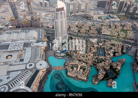 A sud del centro cittadino di Dubai e parte del Dubai Shopping Mall da 124piano dell'629.8m di altezza il Burj Khalifa, noto come il Burj Dubai in Dubai Foto Stock