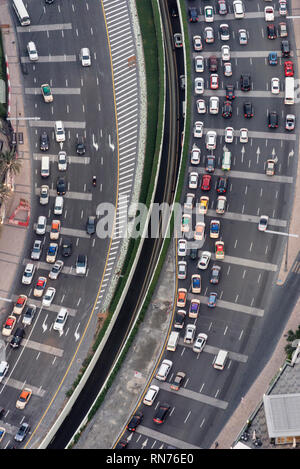 Presto la sera il traffico su una delle principali autostrade nel centro cittadino di Dubai, Dubai negli Emirati Arabi Uniti (EAU) Foto Stock